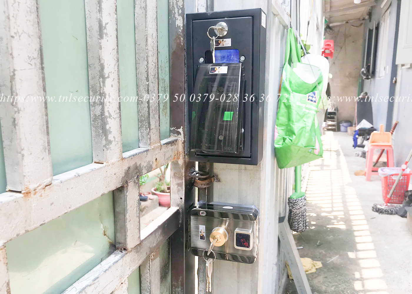 Lap-dat-khoa-van-tay-bao-dong-cho-cua-cua-tai-Binh-Tho-Thu-Duc